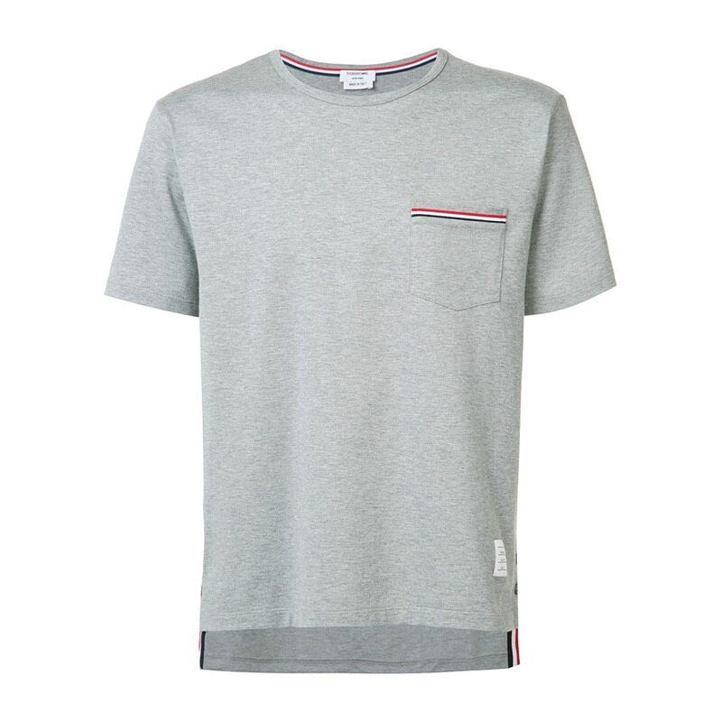 26SS 톰브라운 미디움 웨이트 코튼 포켓 반팔티 라이트그레이 MJS010A 01454 055 - Thom Browne