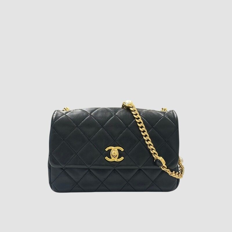 샤넬 스몰 플랩백 스트랩 진주 포인트 내장칩 - Chanel