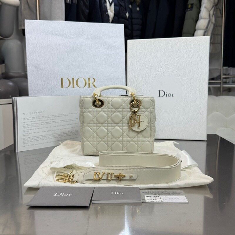 디올 레이디 디올 마이 스몰 까나쥬 램스킨 라떼 토트백 - Christian Dior