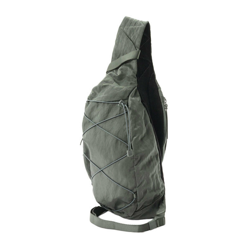 26FW C.P. 컴퍼니 나일론 B 렌즈 크로스바디 럭색 그레이 21CMAC735A 005269G 950 - CP company