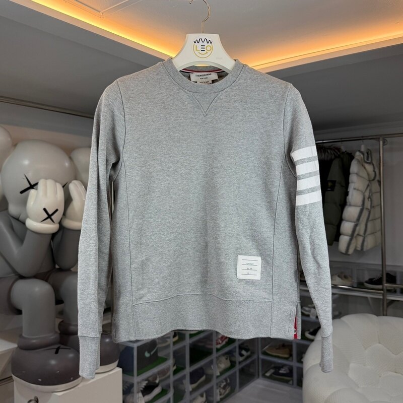 톰브라운 사선 완장 자수 맨투맨 - Thom Browne