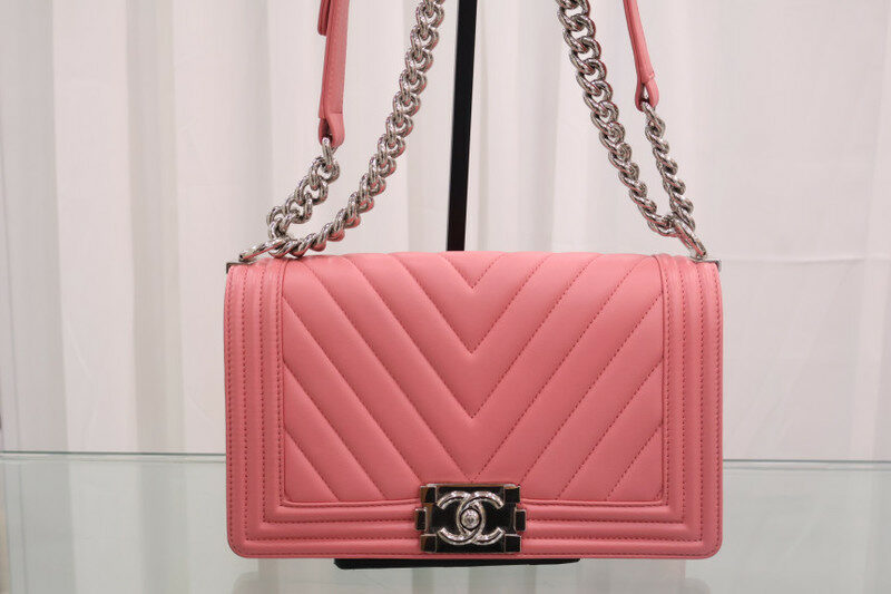 샤넬 쉐브론 램스킨 미듐 보이백 은장 핑크 A67086 여성 숄더백 - Chanel