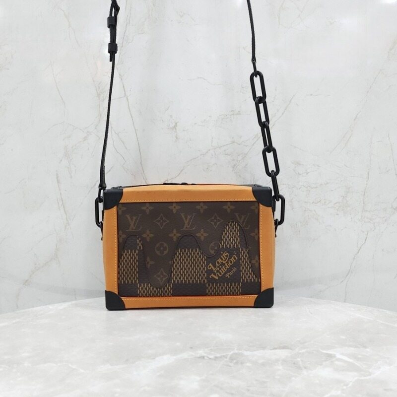[럭스유] 루이비통 X 니고 한정판 모노그램 소프트 트렁크 메신저백 - Louis Vuitton