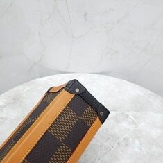 [럭스유] 루이비통 X 니고 한정판 모노그램 소프트 트렁크 메신저백 썸네일 7