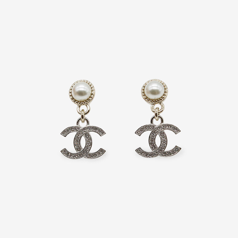 샤넬 CC로고 드롭 진주 귀걸이 크리스탈 골드 ABE547 - Chanel