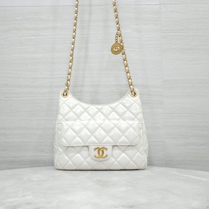 [럭스유] 샤넬 포켓 체인 호보백 미디엄 페이던트 화이트 내장칩 AS3690 - Chanel