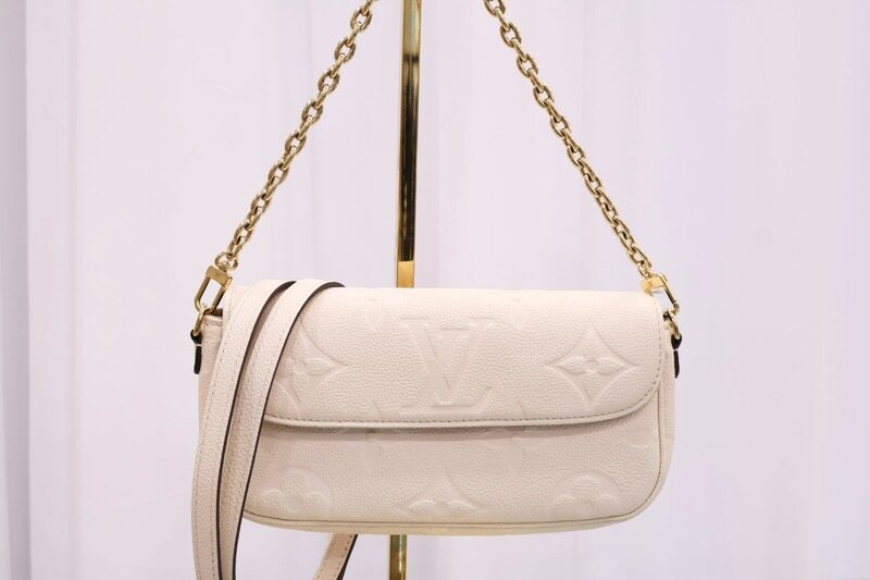 루이비통 월릿 온 체인 아이비 크림 숄더 M82210 백화점구매 여성 크로스백 - Louis Vuitton