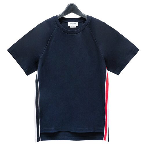 (한정특가) 톰브라운 시그니처 스트라이프 반팔티셔츠 MJS114A06168-415 - Thom Browne