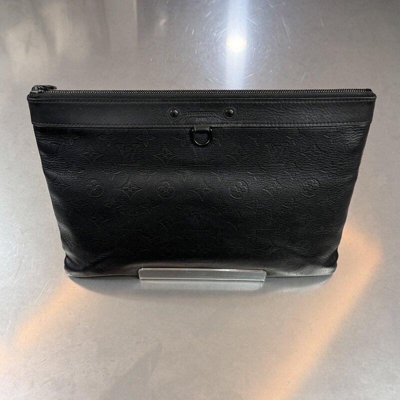 루이비통 쉐도우 모노그램 투 고 클러치 - Louis Vuitton