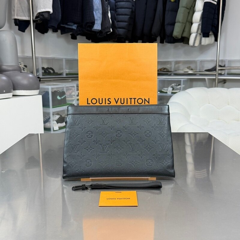 루이비통 쉐도우 투 고 클러치 - Louis Vuitton
